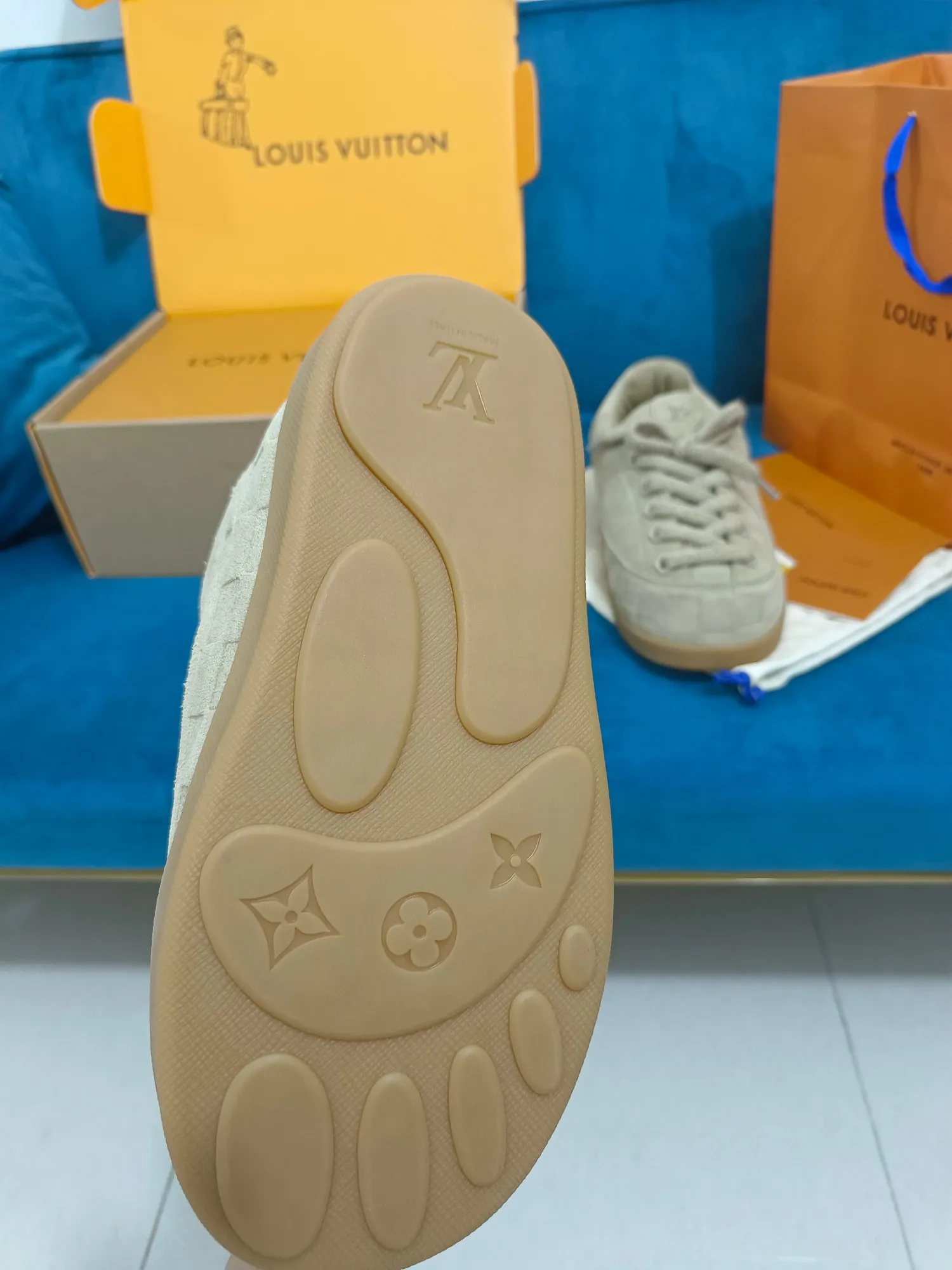 👟👟Ex-factory price 640👟👟 LV YETI slip-on shoes, based on suede cow leather, partially embossed with Nigo's reinterpretation of LV Damier pattern, cleverly echoing the Chinese tradition of taking off shoes when entering the house, and the "small feet" aesthetic is integrated into Chinese street genes. The palm-printed rubber outsole hides the LV letters and Monogram flowers. The exquisite craftsmanship made in Italy shows the brand's heritage in a comfortable slip-on style. The reservation mode adds a unique style, it is traditional and trendy, and it is suitable for couples aged 35-45.